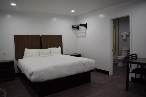 Hyde Park Motel image 14