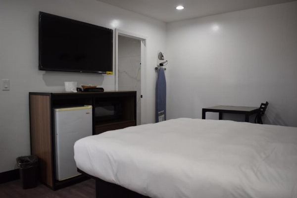 Hyde Park Motel image 19