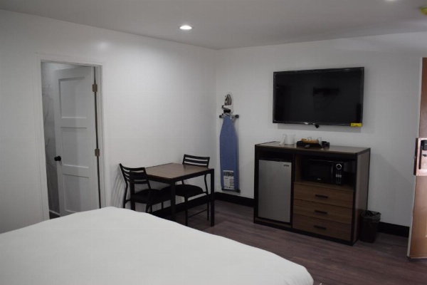 Hyde Park Motel image 20