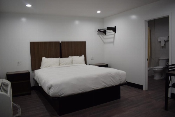 Hyde Park Motel image 22